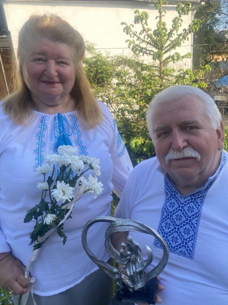 Марія і Василь Корнилюки із почесною нагородою від Нововолинської громади – статуеткою «Сила родини-2026».