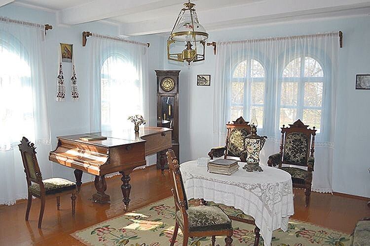 Такий інтер’єр мала блакитна кімната — вітальня,  коли там мешкала Леся Українка.