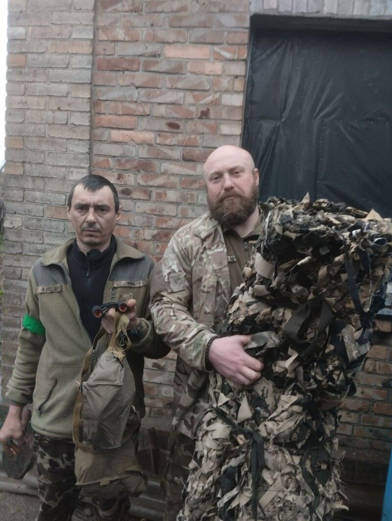 Тарас Сасовський і його побратим – під Бахмутом, якраз отримали допомогу від волонтерів.