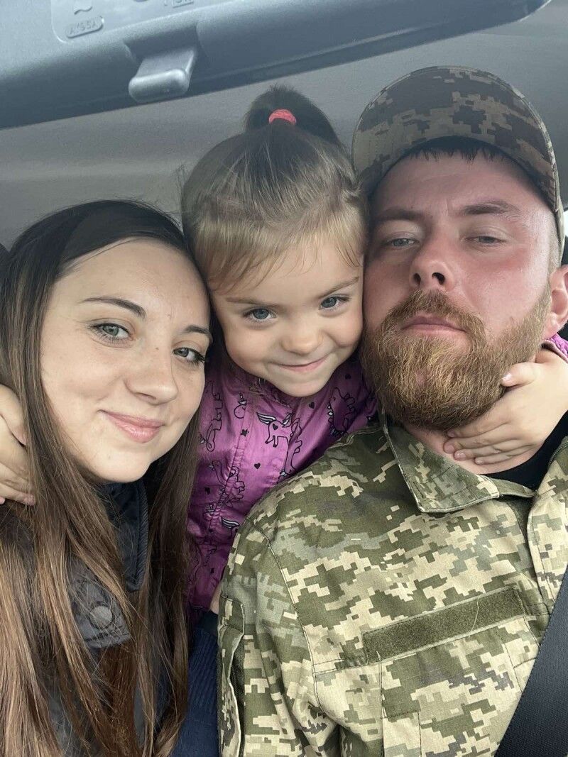 Знімки розповідають, якою щасливою була їхня сім’я.