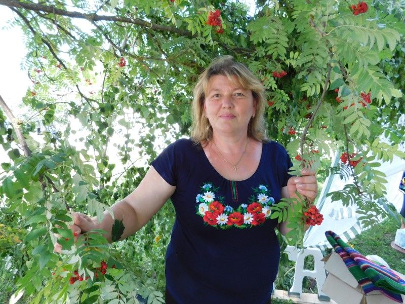 Щоб допомогти в організації Дня села завідувач відділення поштового зв’язку Раїса Кальчук відмовилася від екскурсійної поїздки в Карпати.