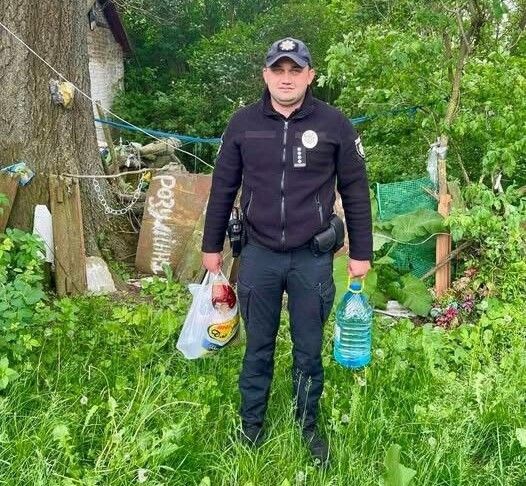 «Швиденько купив все необхідне для бабці, що не псується довго, бо холодильника в неї на хуторі нема», – каже Юрій Вигнанчук.