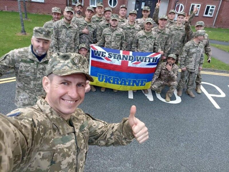 У жовтні 2022-го Олексій був на навчанні в Британії (на знімку – він із побратимом тримають прапора).