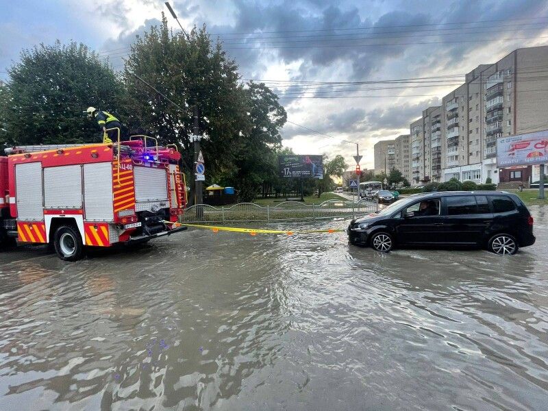 Без допомоги рятувальників було не обійтись... Фото ГУ ДСНС України у Волинській області.