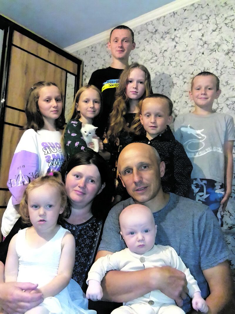 Родина Боснюків сьогодні - це десять люблячих сердець.