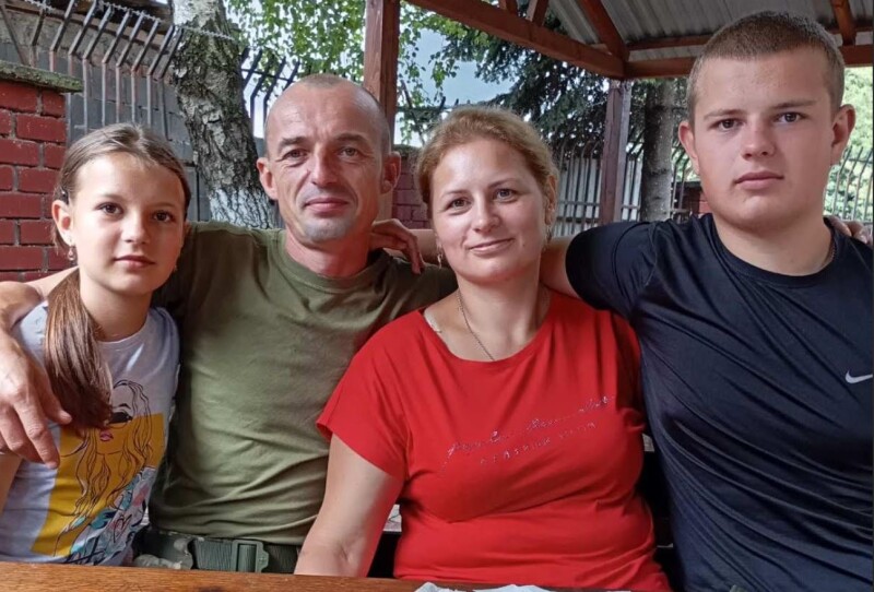 Дарина, Валерій-молодший та Олена Баглики на війну проводжали свого рідного з Мукачевого.