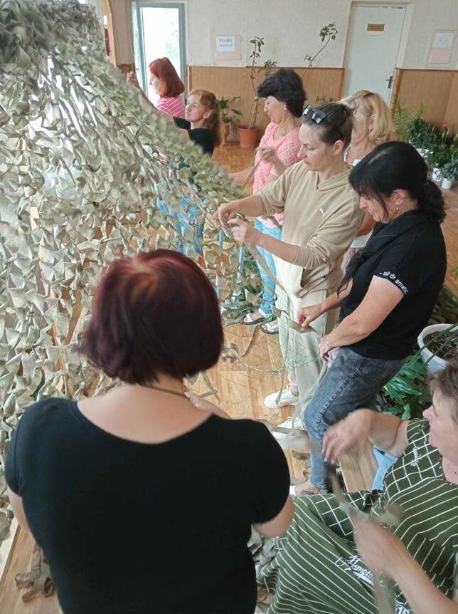Біля конструкції із сіткою в Горохівському ліцеї №2 завжди людно.