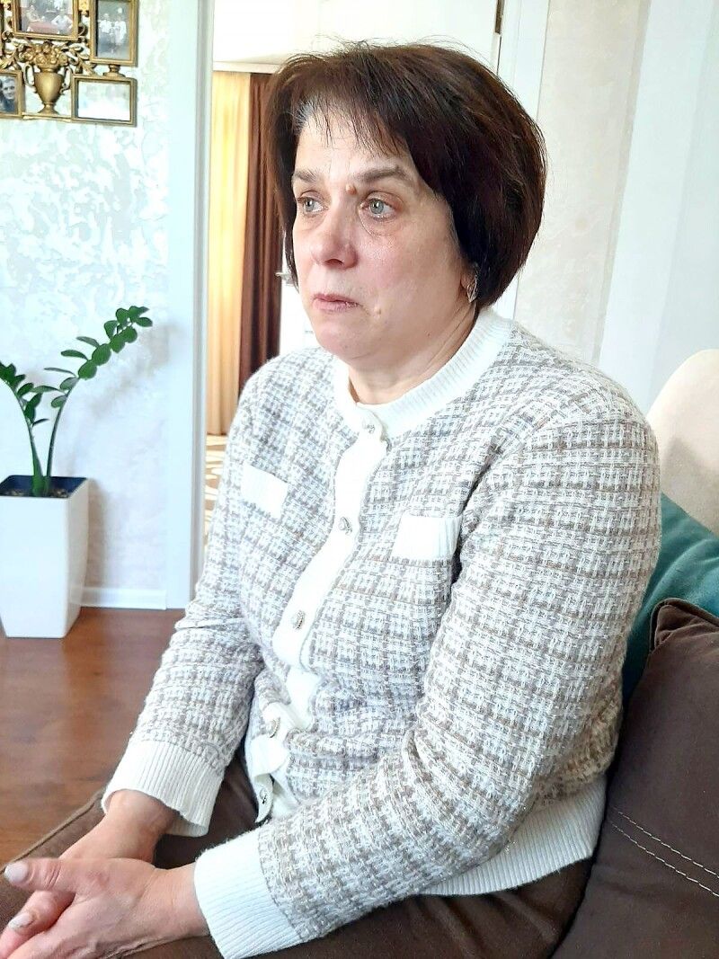 Дружина воїна, якій летіти далі по життю з одним крилом. 