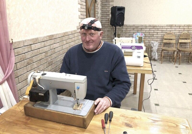 Коли швейним машинкам потрібен ремонт, за справу береться Василь Заяц.