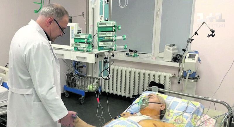 Кардіохірург Борис Тодуров привітав пацієнта Василя Міговку з другим днем народження  і назвав проведену операцію передріздвяним дивом.