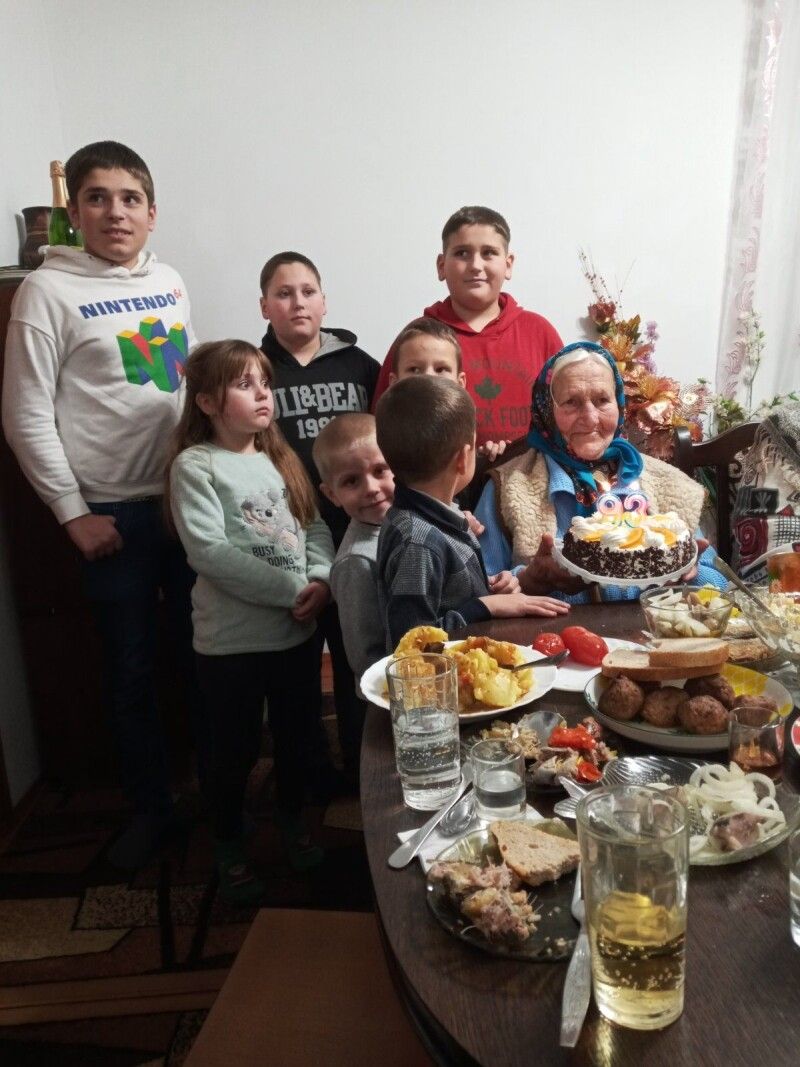 На світлині дворічної давності з днем народження Олену Павлівну вітають семеро правнуків, а всього їх у неї сьогодні вже 27.