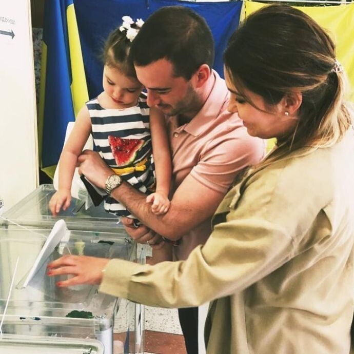 Євгенія в липні сумлінно проголосувала на виборах, але свого цікавого стану не розсекретила.