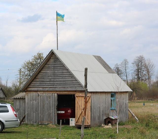 Над обійстям Шуствалів досі майорить український прапор.