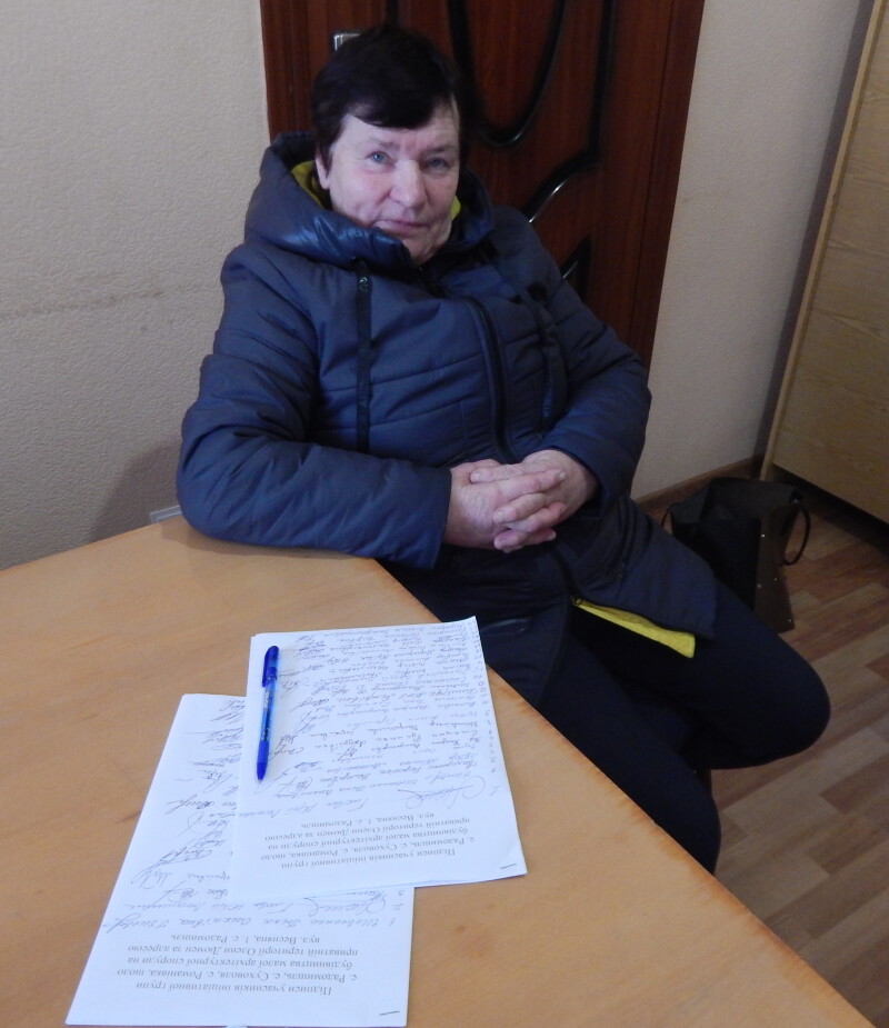 Галина Хом’як підписує звернення щодо російської церкви  в українському селі.