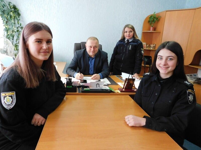 Зі старшим інспектором з ювенальної превенції Сніжаною Лапків і студентками вишів Анастасією Бідун і Вікторією Веремчук спілкується в своєму кабінеті головний поліцейський Горохівщини Сергій Поторась. Фото Лесі ВЛАШИНЕЦЬ.