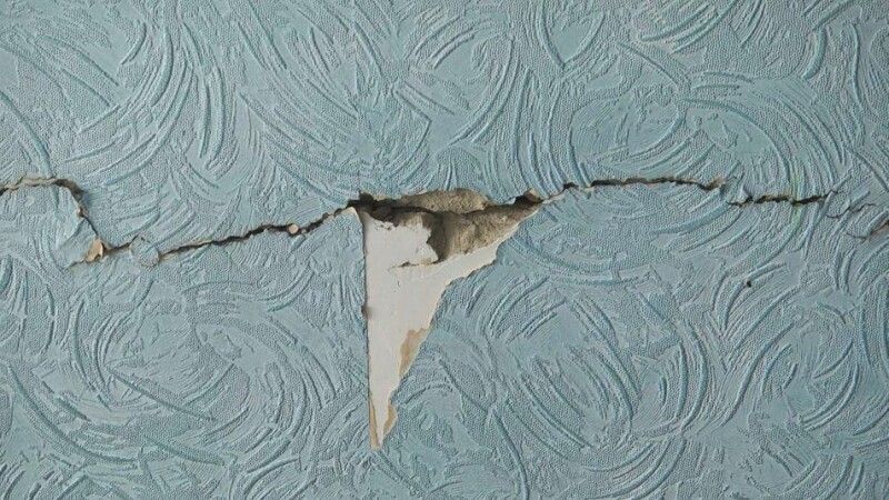 Тріщини на стінах у квартирі постійно збільшуються. Фото – Суспільне Луцьк.