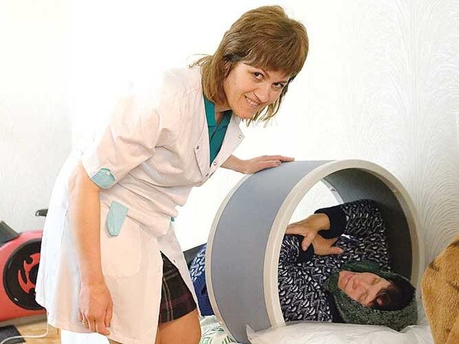 Медсестра Сніжана Кізінчук дослухається до побажань пацієнтки  Оксани Філозоф.