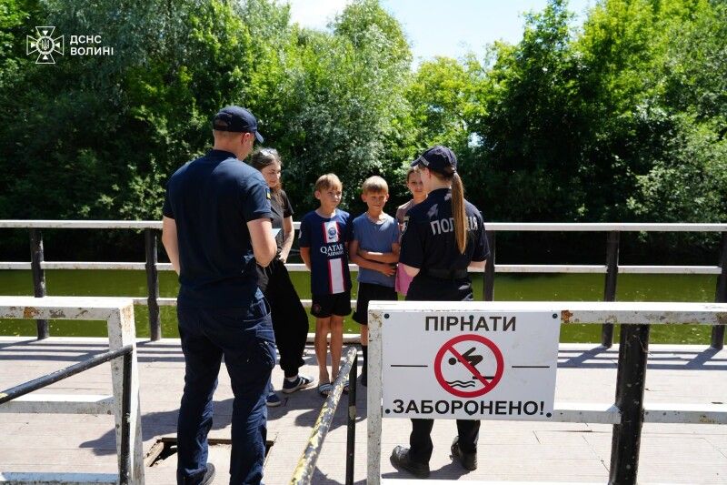 «Ви ж бачите, що написано: «Купатись заборонено!»»