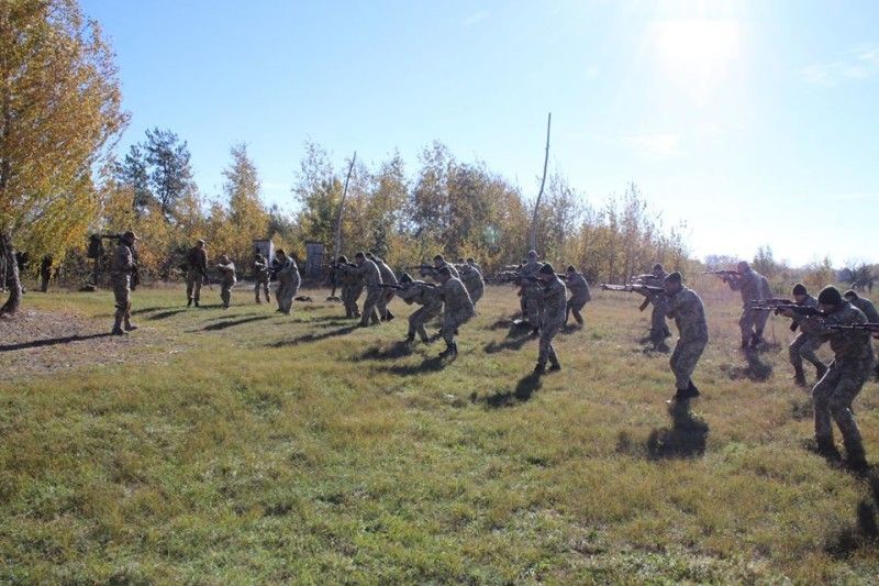 До практичних занять залучені жителі з усієї Волинської області, які прибули отримати військовий вишкіл.