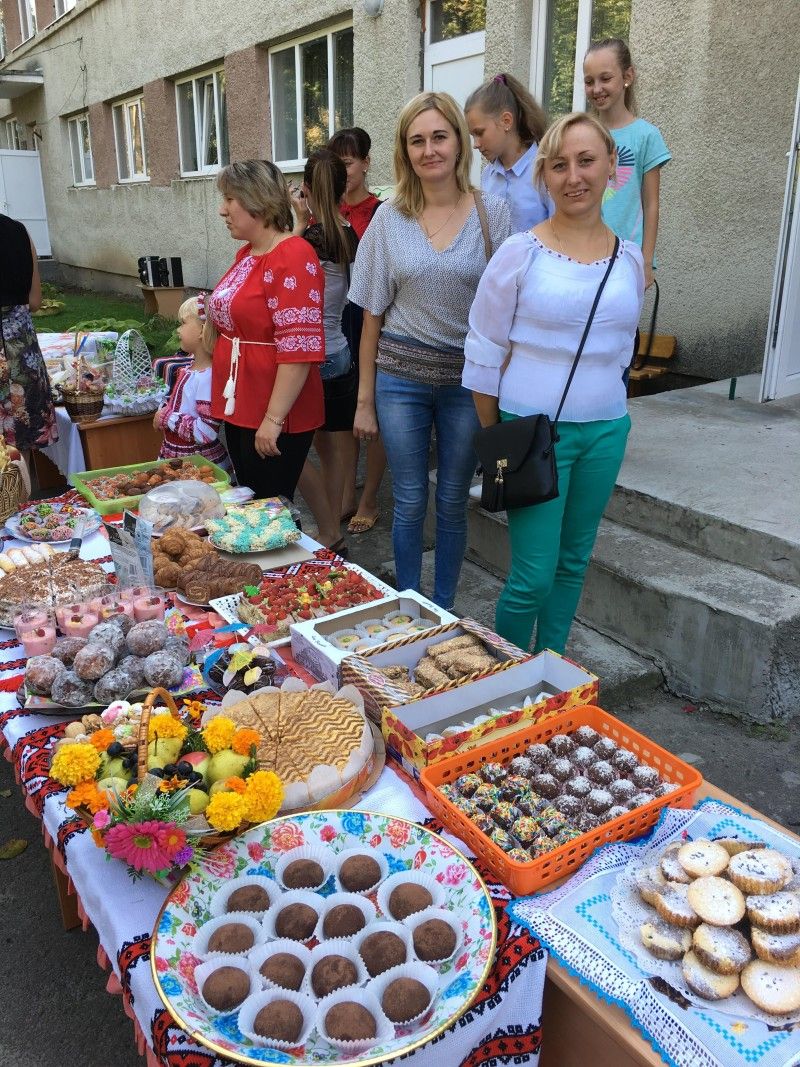 Столи ломилися від смакоти під час свята Осені у «Сонечку». Фото Лесі ВЛАШИНЕЦЬ.