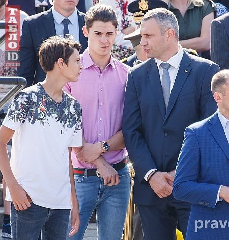 Доньки Лізи з татом на параді чомусь не було