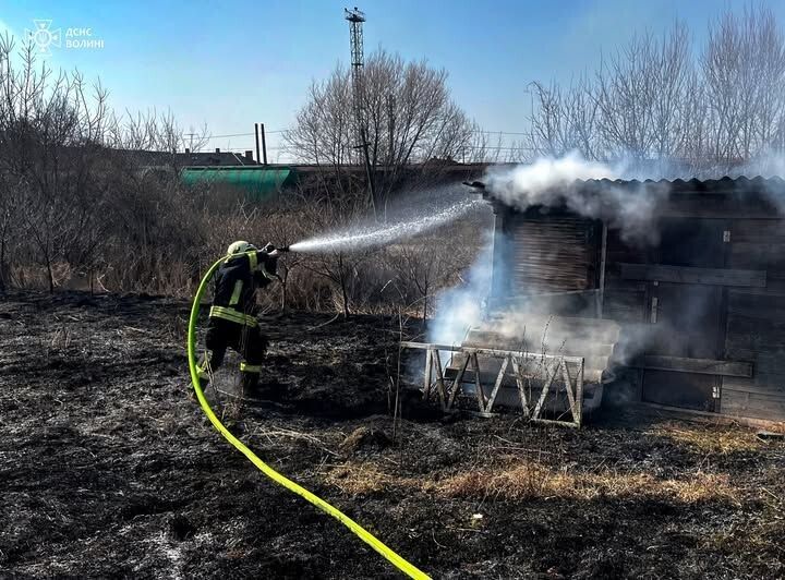 У будівлі пошкоджена частина стіни.