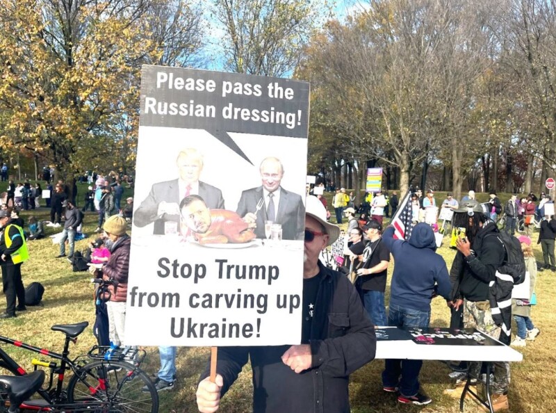 «Не даймо Трампу з путіним розділити Україну!». Фото: «Суспільне новини».