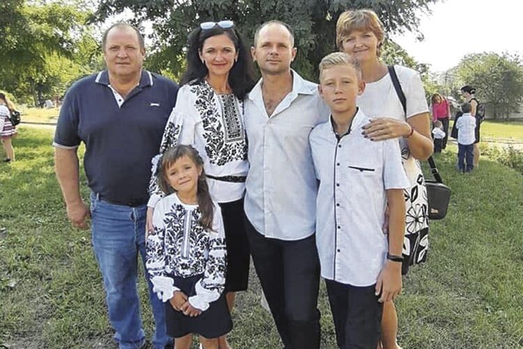 Лідія з чоловіком (ліворуч) та сім’єю сестри Марини, яка для першої операції віддала їй свою печінку.