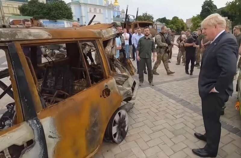 Прем’єр-міністр Великої Британії Борис Джонсон роздивляється спалену машину Віталія (на фото).