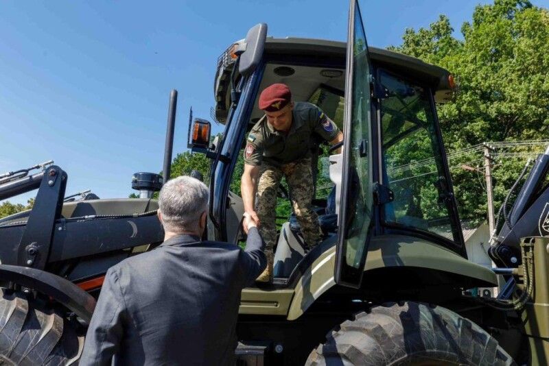 «Цей залізний ківш вгризатиметься в українську землю, щоб наша оборона була непохитною». 