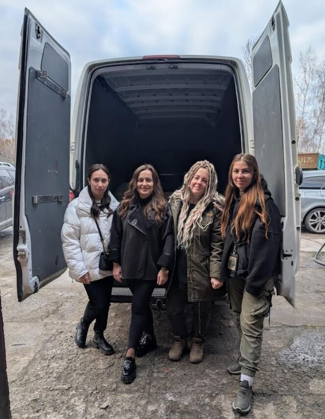 Із подругами-волонтерками. 