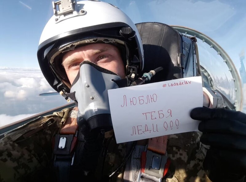 Заради коханої Денис Василюк зробив у літаку світлину з таким написом: «Я люблю тебе, леді». 