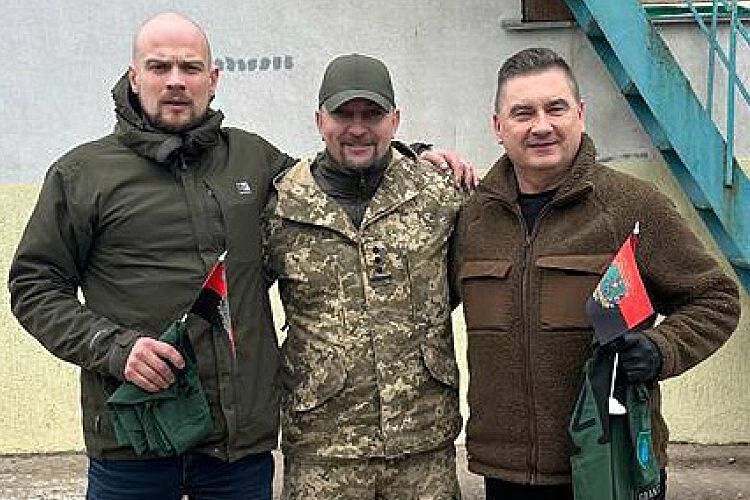 Під час останньої поїздки Маріс Лиопа (праворуч) та його колега Яніс Швіркстс особисто передали допомогу захисникам України.
