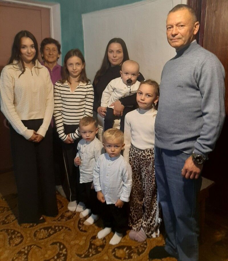 Мама, бабуся, прабабуся – з родиною сина-захисника Петра, котрий якраз перебуває вдома на реабілітації після важкого поранення.