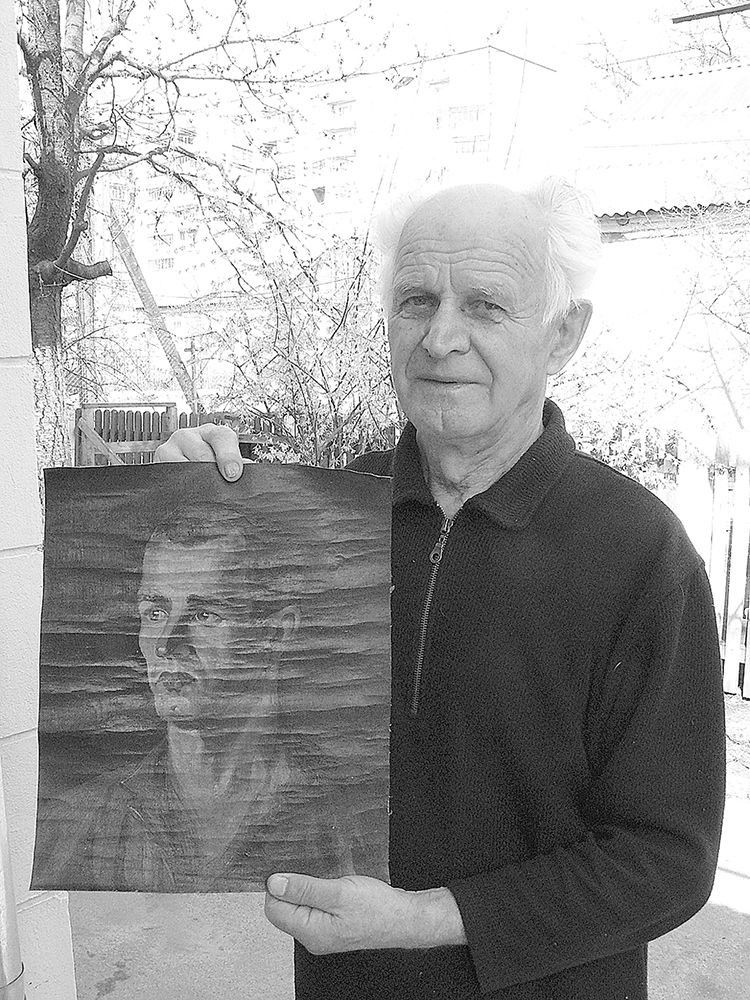 Антон Голіброда з власним портретом авторства Володимира Шевчука.