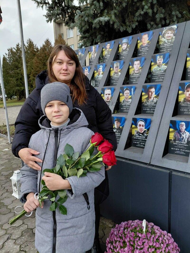 Квіти для тата, портрет якого на Алеї Слави селища Любешів.