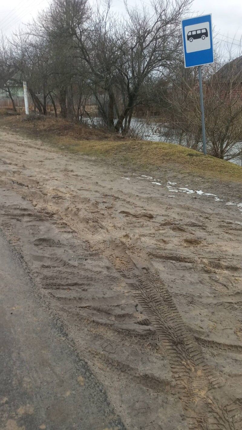 У мокру пору місце зупинки на вимогу перетворюється у в’язке місиво бруду.
