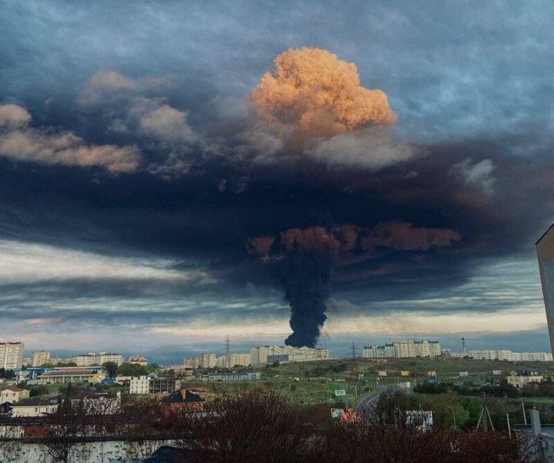 Вид на пожежу на нафтобазі у Севастополі, 29 квітня 2023. Фото із сайту reuters.com.