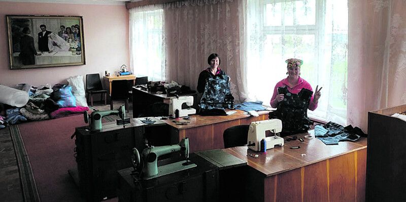 В актовій залі старостинського округу в час війни запрацював швейний цех, де жінки почали шити для бійців плитоноски.