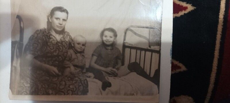 Раннє дитинство Володимира Сергієнка та його старшої сестрички пройшло в далекому Сибіру (на знімку вони – з матір’ю).