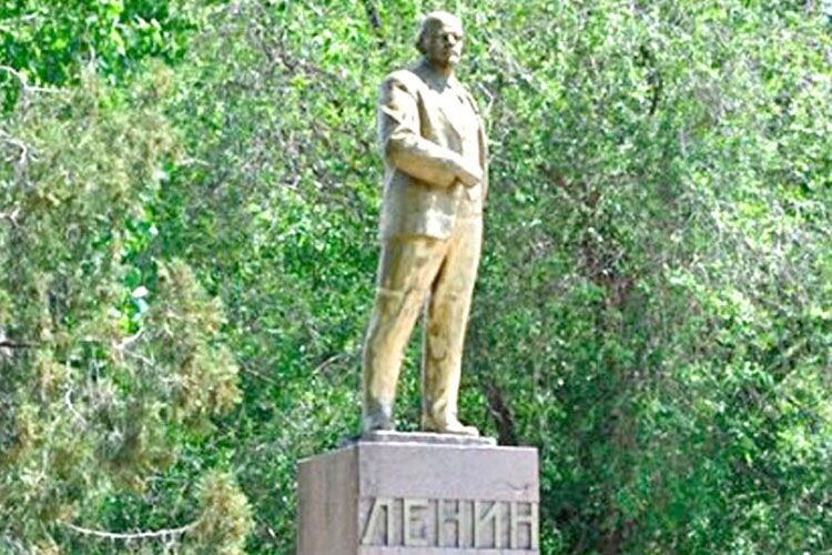 Отакі «фокуси»: вдягнути шапку пам’ятнику – болгарин,  а зняти – знову Ленін.
