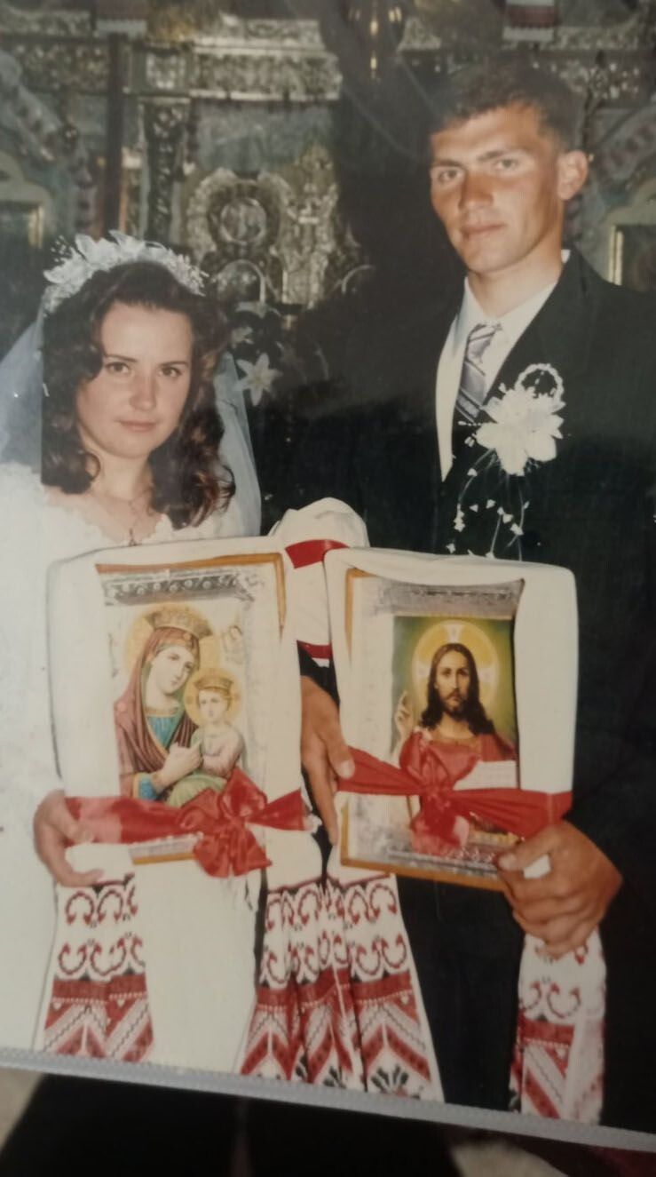  1 травня 1998 року повінчалося подружжя – до срібного весілля вже йшло.