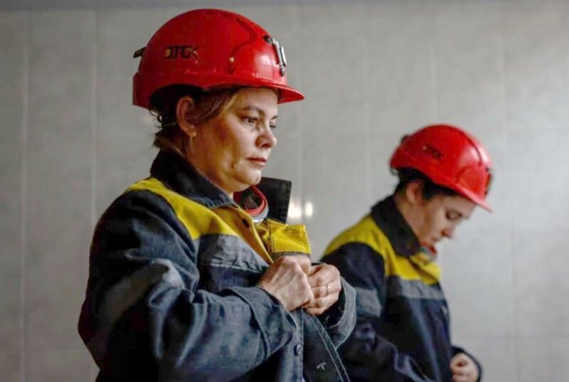 43-річна Наталя  готується до зміни у забої глибоко під землею на одній  із вугільних шахт  у Дніпропетровсь- кій області.