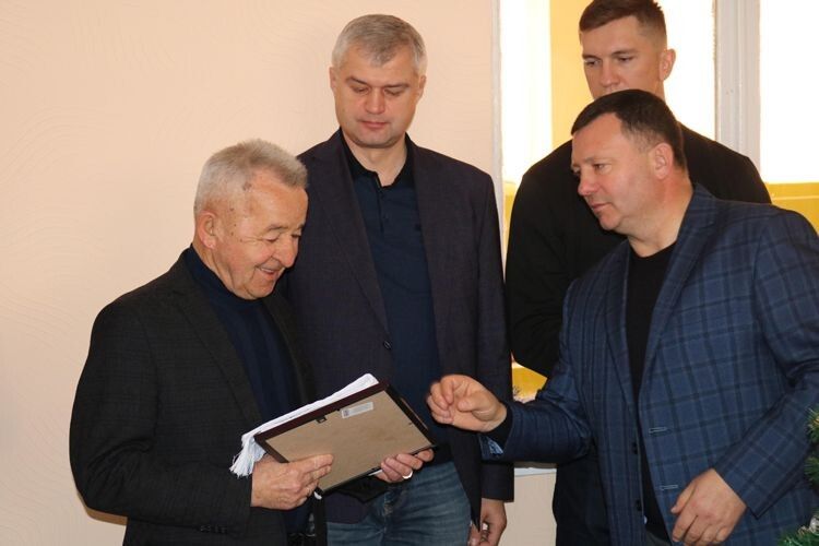 Голова Горохівської міської ради Віктор Годик вручив панові  Никонюку пам’ятний подарунок і відзнаку Горохівської міської ради.