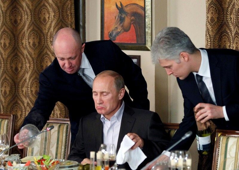 Без сумніву, смачно. :) Євген Пригожин (ліворуч) і Володимир Путін.