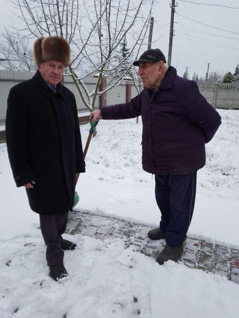 Голова ветеранської організації Петро Мохнюк із 102-річним  Петром Баранським.