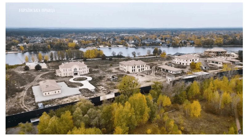 Чотири маєтки кооперативу «Династія». Фото: «Українська правда».