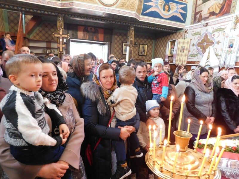 На святковому Богослужінні були і дорослі, і діти. Фото Лесі ВЛАШИНЕЦЬ.
