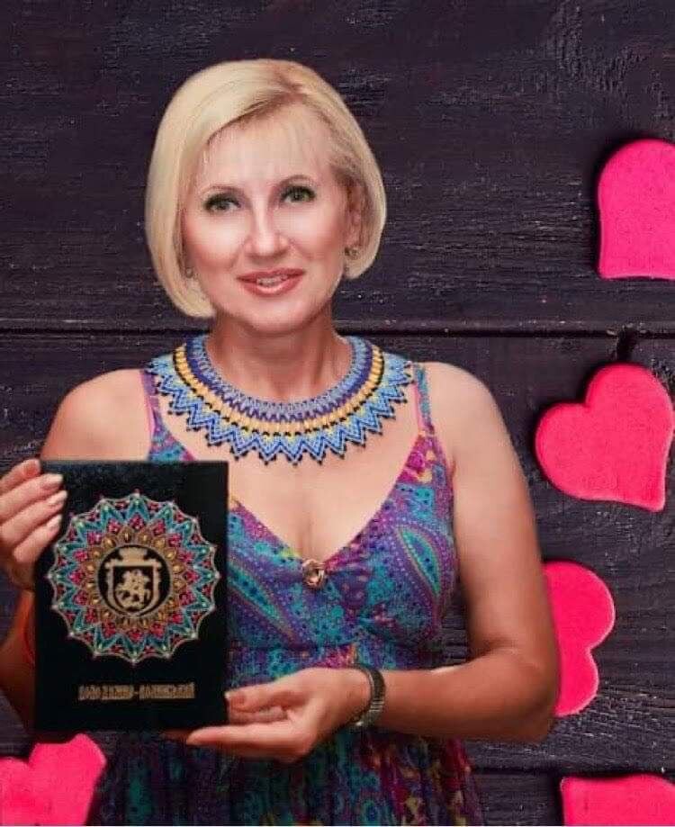 Молиться за сина, його побратимів і творить красу...