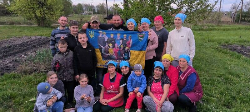 Приємним подарунком став для «Родиноньки» прапор, який передав їм воїн Сергій Яковук та його побратим із 14-ї бригади, адже на ньому волонтерки побачили свою команду.